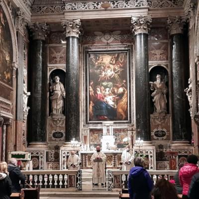 Altare della Chiesa del Gesù di Genova durante una celebrazione con i padri gesuiti